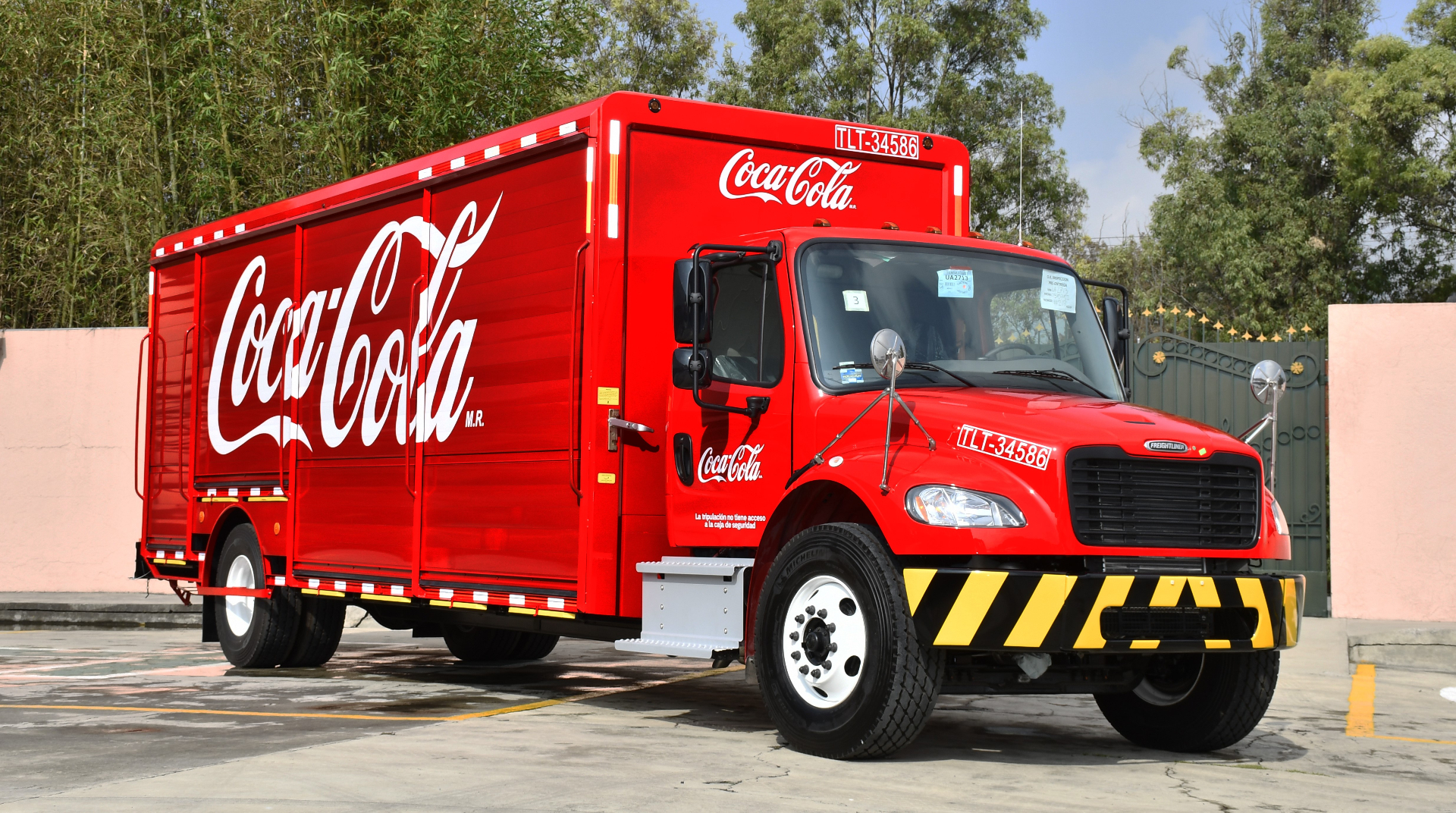 Hidromex beverage box body · Coca-Cola / Freightliner